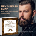 男性は、ひげシェービングクリームのために石鹸泡を剃ります